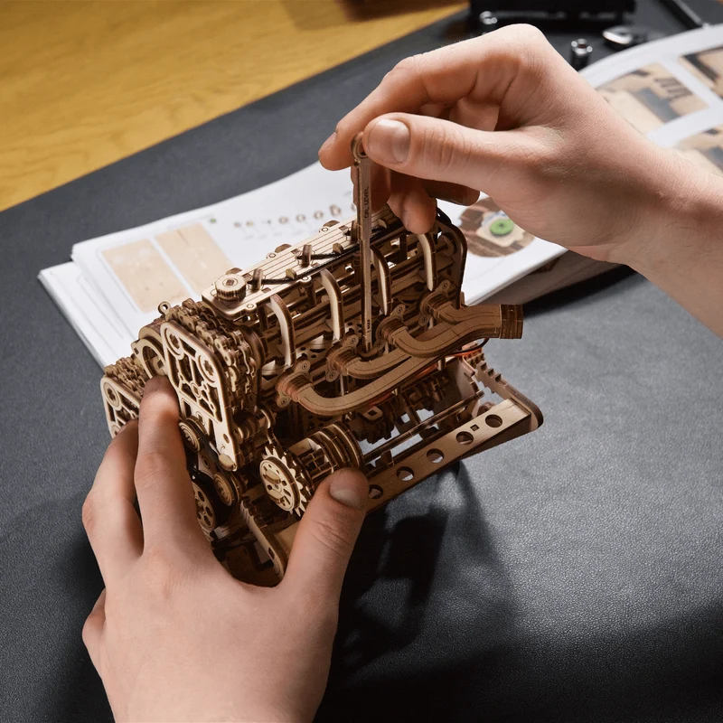 V8-Motor Maßstab 1:6