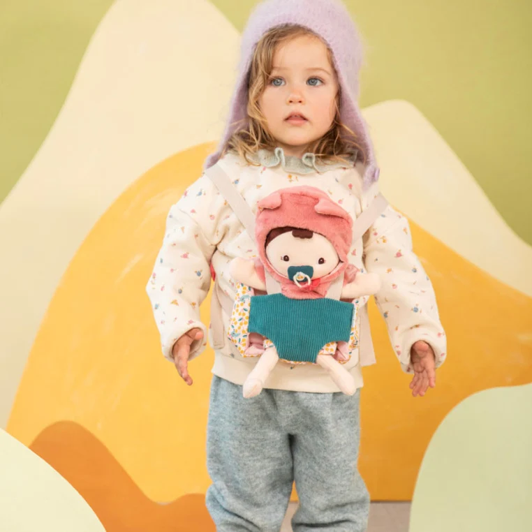 Babypuppe im Tragetuch und mit Mütze – Jeanne 18 m+