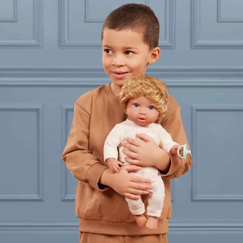Baby-Jungenpuppe mit Haaren und Schnuller in einem zweiteiligen Outfit