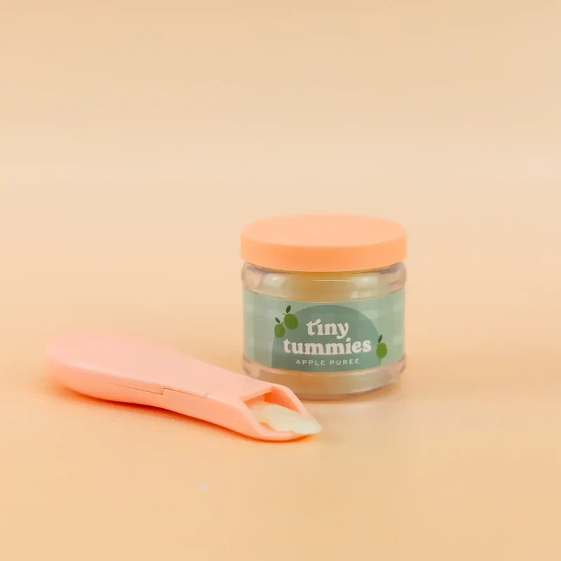 Magisches Glas von Tiny Tummies mit Löffel zum Füttern von Puppen – Apfel