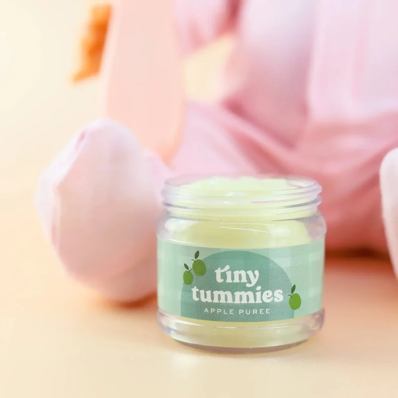 Magisches Glas von Tiny Tummies mit Löffel zum Füttern von Puppen – Apfel