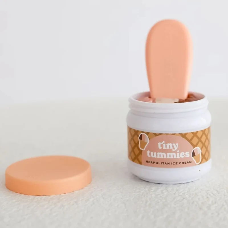 Magisches Glas von Tiny Tummies mit Löffel zum Füttern von Puppen – Italienisches Eis