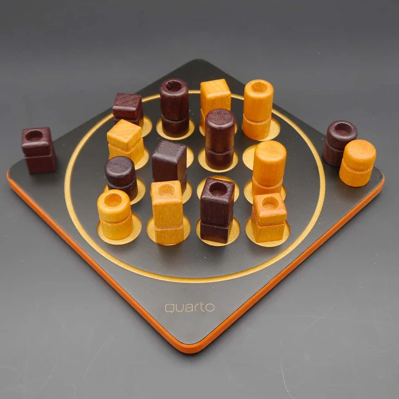 QUARTO - Das Spiel der verdeckten Strategie