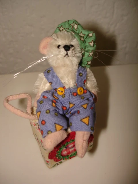 Teddy Hermann „Maus auf Kiste“ (Deb Canham), ca. 8 cm