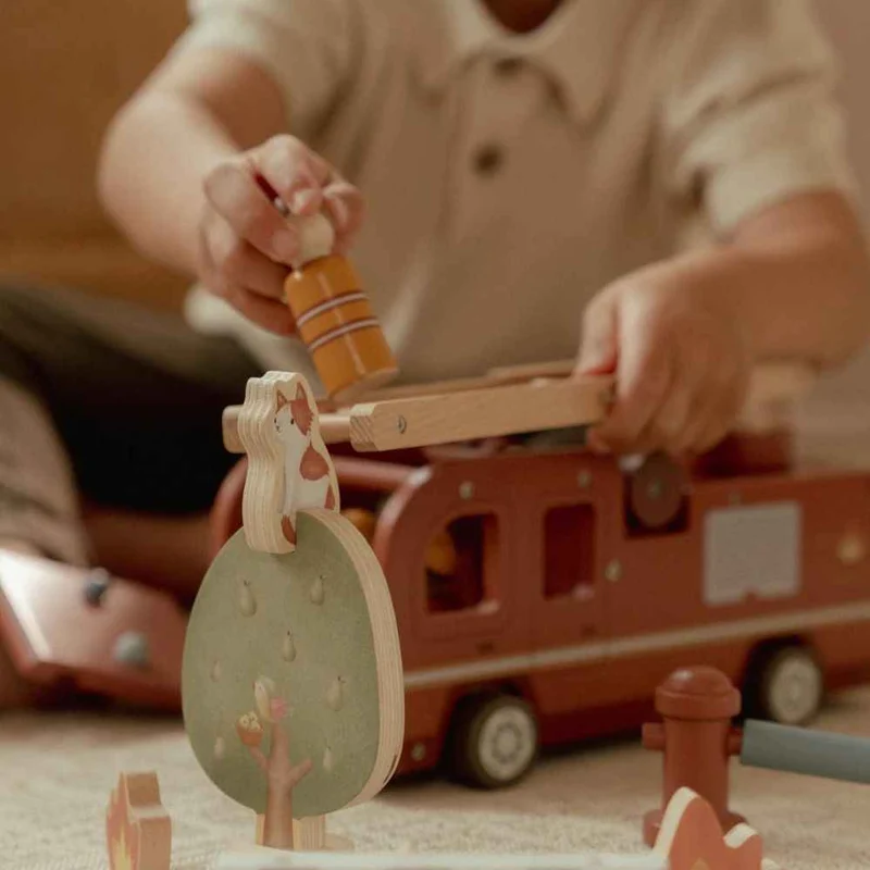 Feuerwehrwagen mit Figuren