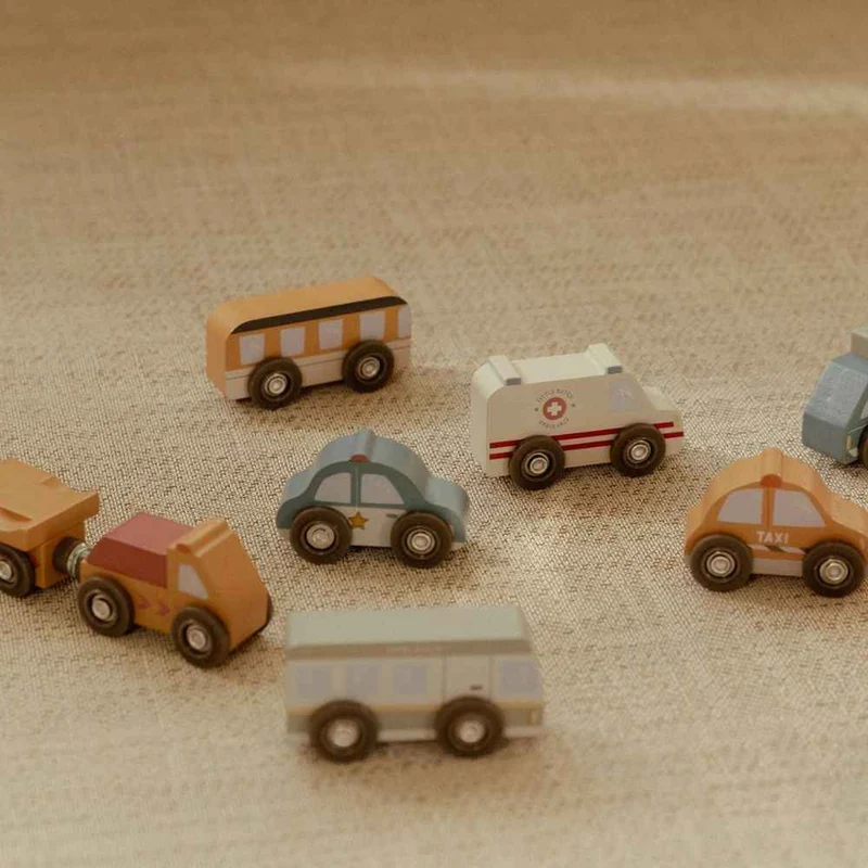 Set mit 9 Holzfahrzeugen