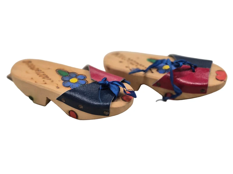 Puppen Sandalen aus Holz mit Lederbändel