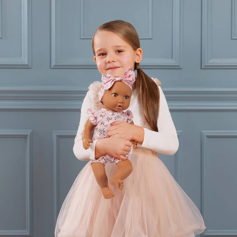 Babypuppe mit Schnuller – In rosa Kleidchen mit Blümchenmuster und Haarband