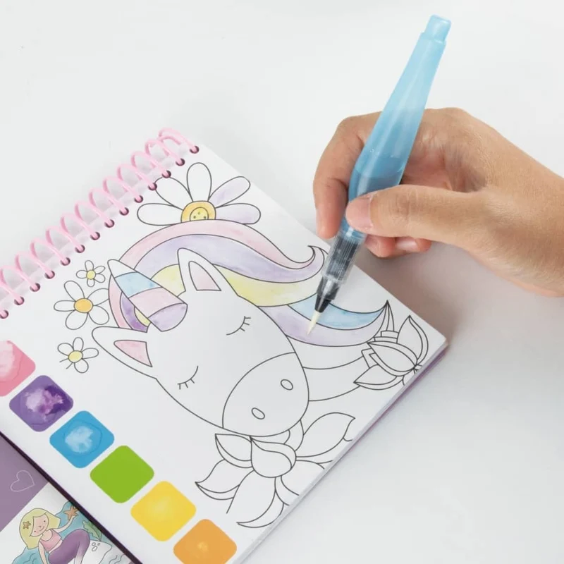 Aquarellmalbuch mit Wasserpinsel