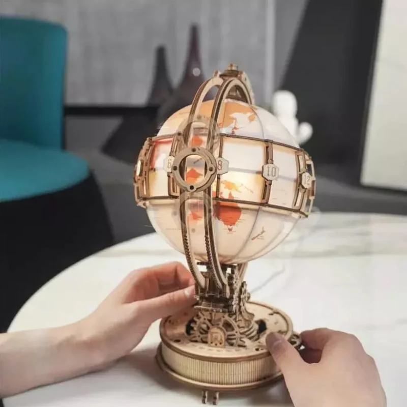 ROKR - Luminus Globe - mechanisches Holzmodell