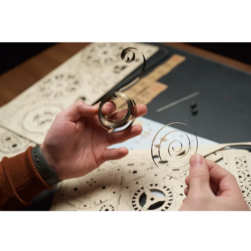 UGEARS 70162 - Tourbillon - Tischuhr Sternengucker - 3D Holzspielzeug
