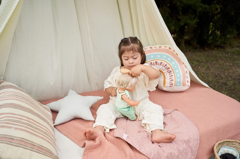 Puppe Mädchen mit Cochlea-Implantat Doll – Europäerin 38 cm