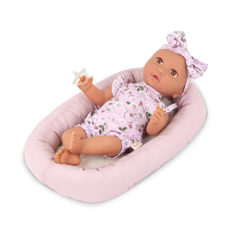 Babypuppe mit Babynest im Blümchenoutfit