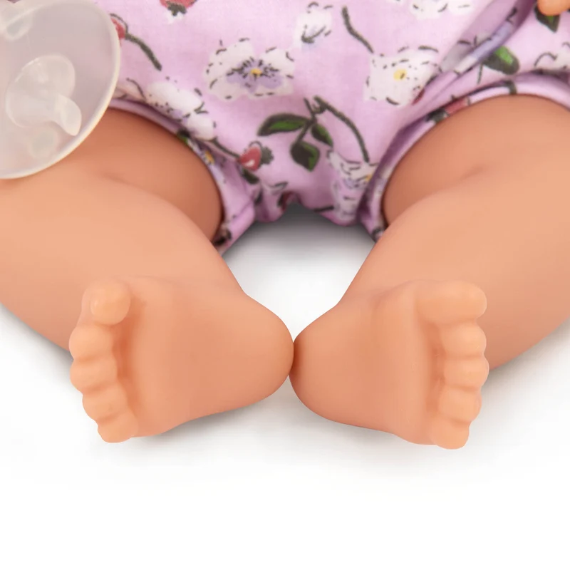 Babypuppe mit Babynest im Blümchenoutfit