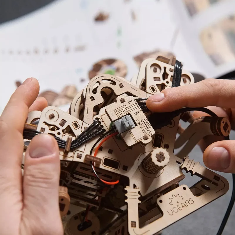 UGEARS 70264 - V8 Motor - 3D Holzbausätze