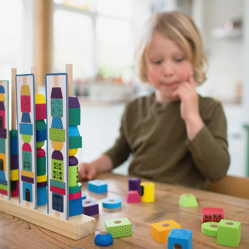 Holzpuzzle – Turm aus Bausteinen