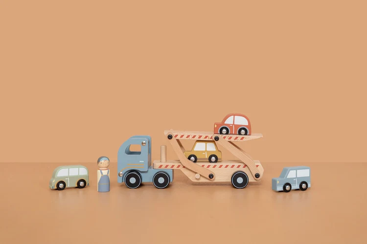 Abschleppwagen mit Autos