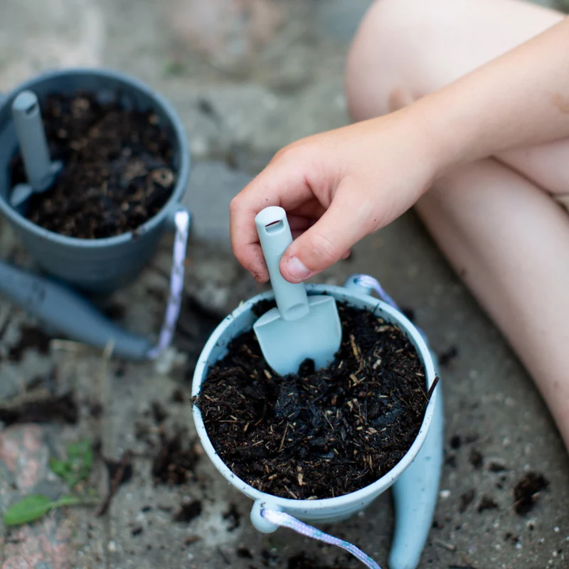 Mini-Silikoneimer mit Schaufel – Dunkeblau