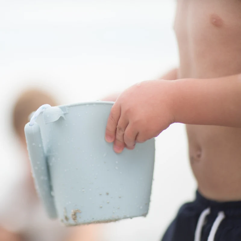 Zusammenklappbarer Eimer für Wasser und Sand – Salbei