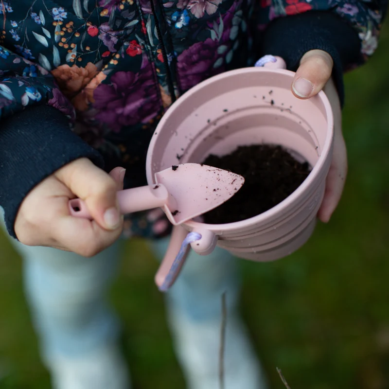 Mini-Silikoneimer mit Schaufel – Puderrosa