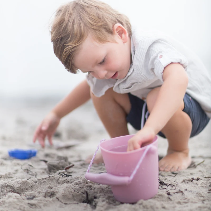 Zusammenklappbarer Eimer für Wasser und Sand – Puderrosa