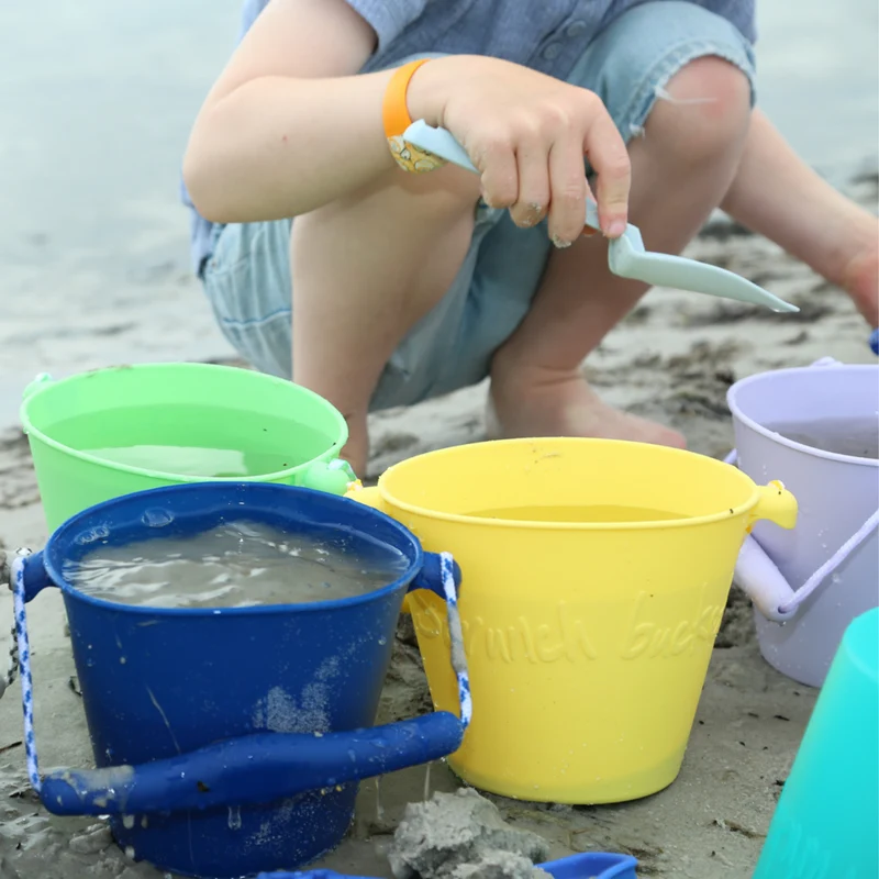 Zusammenklappbarer Eimer für Wasser und Sand – Pastellgelb
