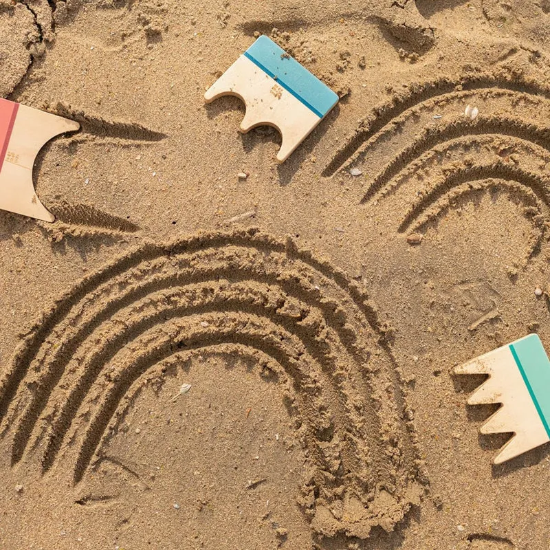 Set aus Holzschaufeln zum Formen von Mustern im Sand