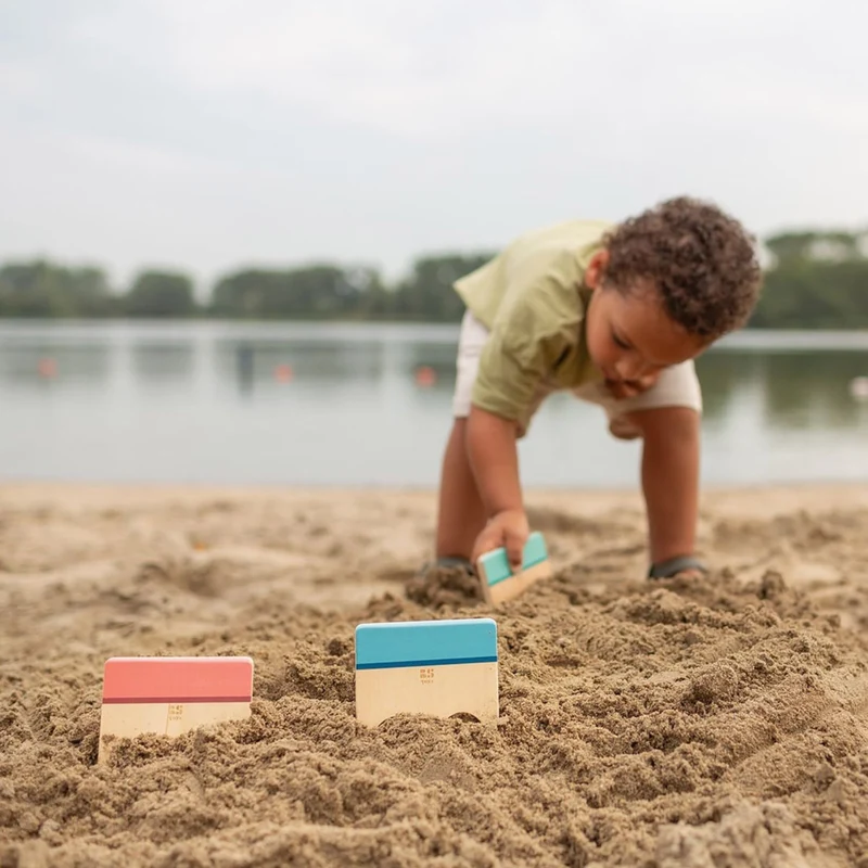 Set aus Holzschaufeln zum Formen von Mustern im Sand