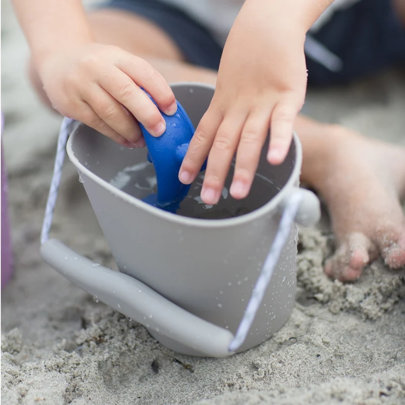 Sandspielzeugset mit Gießkanne – Hellblau