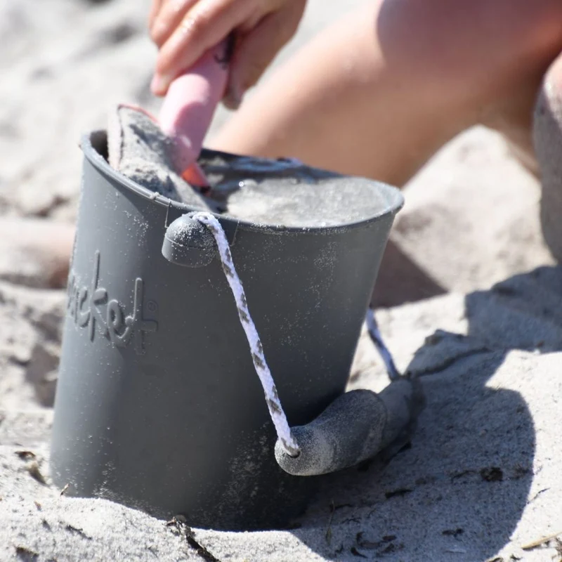 Zusammenklappbarer Eimer für Wasser und Sand – Dunkelgrau