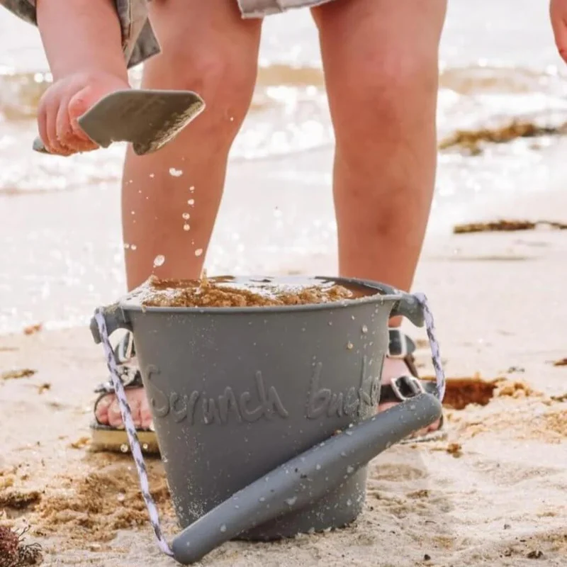 Zusammenklappbarer Eimer für Wasser und Sand – Dunkelgrau