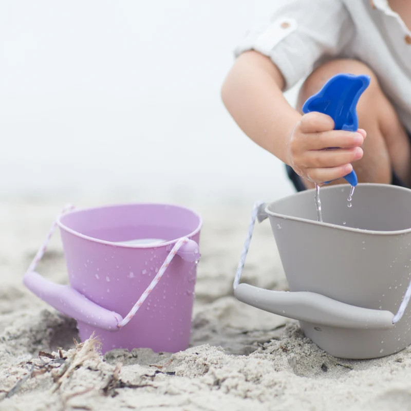 Zusammenklappbarer Eimer für Wasser und Sand – Lila