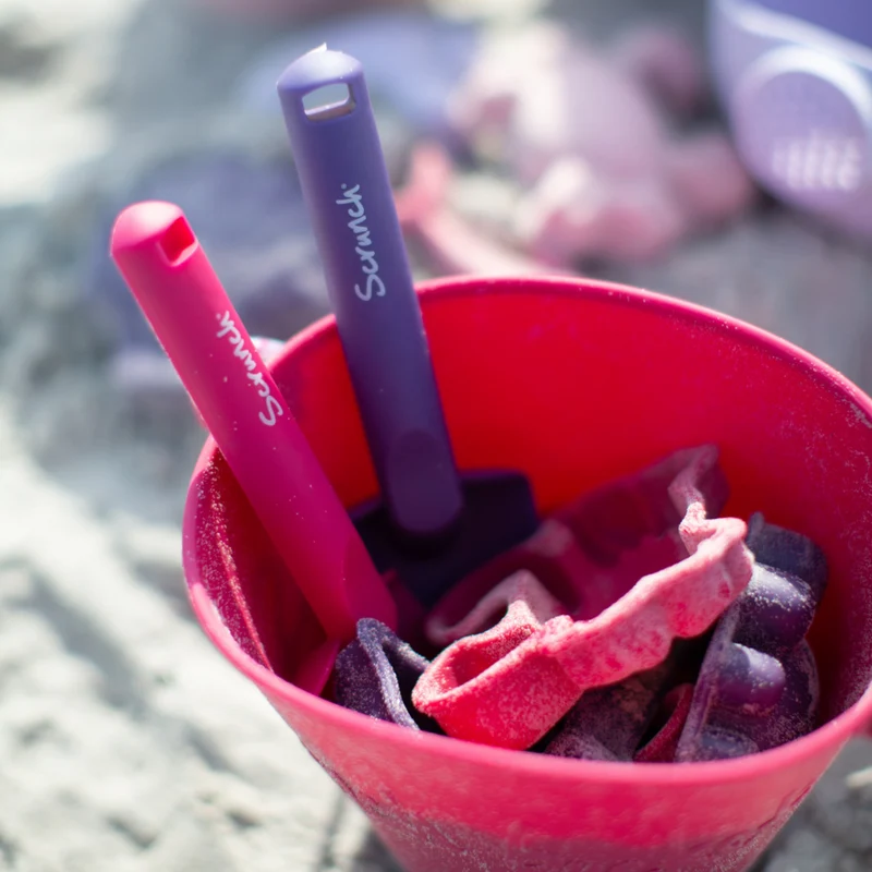 Zusammenklappbarer Eimer für Wasser und Sand – kirschrot