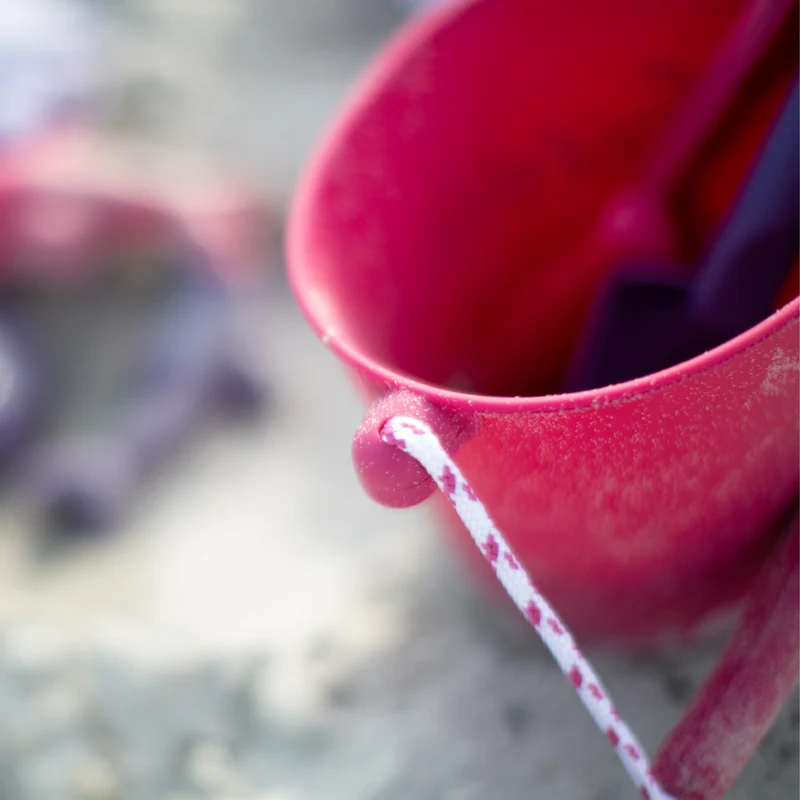 Zusammenklappbarer Eimer für Wasser und Sand – kirschrot