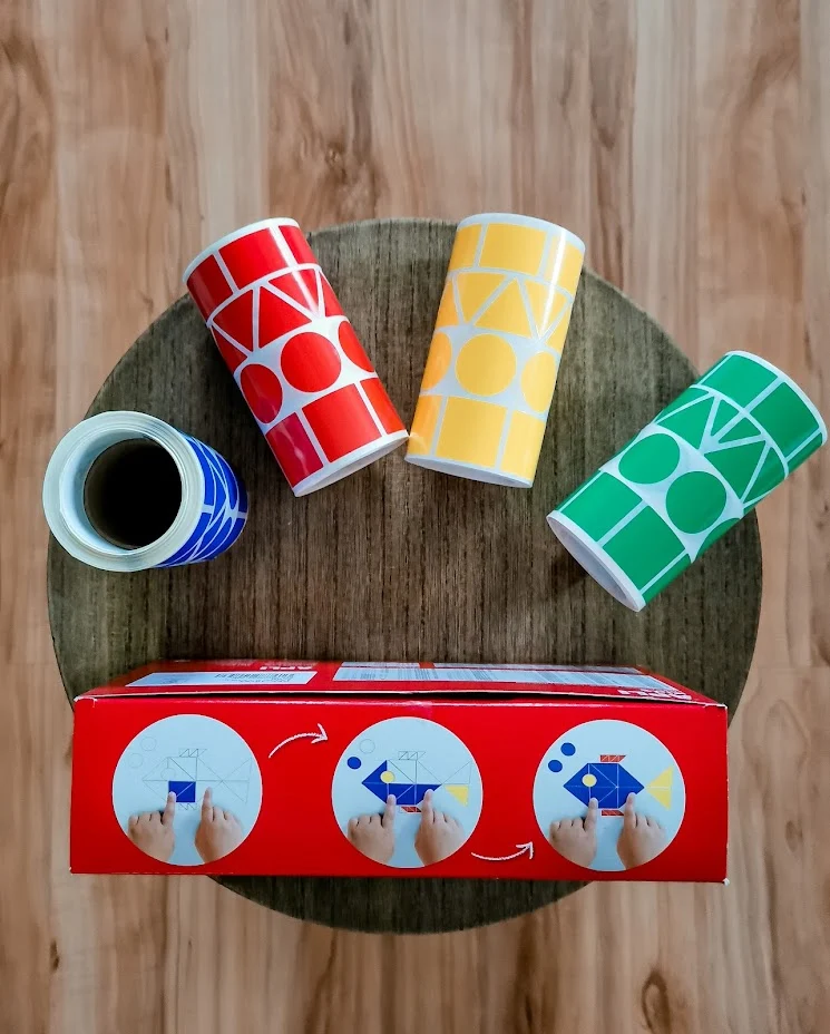 Geometrische Aufkleber-Set auf XL-Rollen