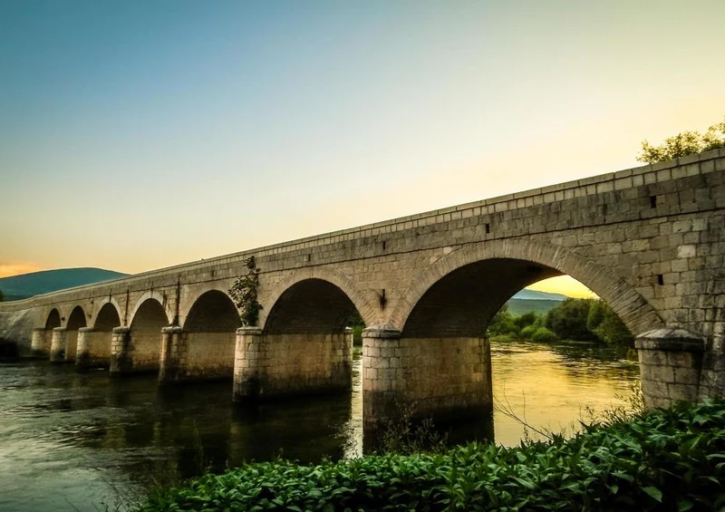 17235 Gebäude - Brücke über Fluss Puzzle