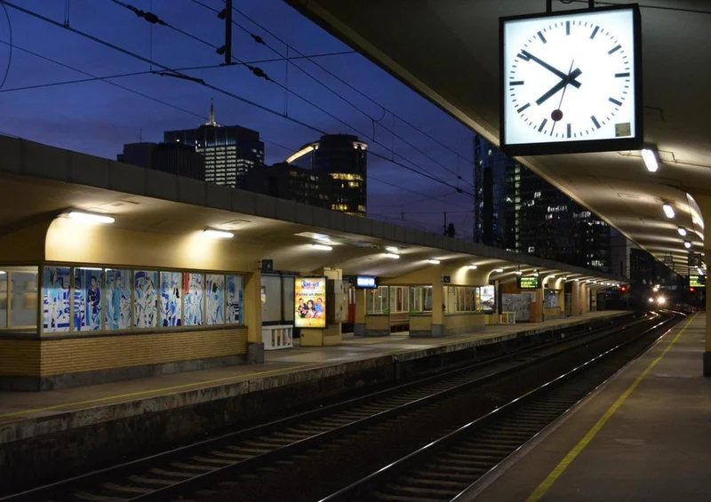 17660 Orte - Bahnhof bei Nacht Puzzle