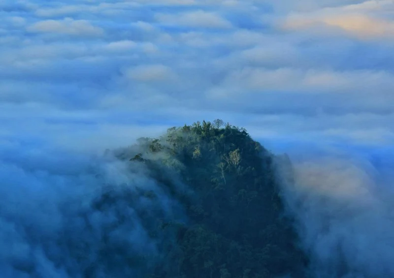 25082 Natur - Berg in den Wolken Puzzle