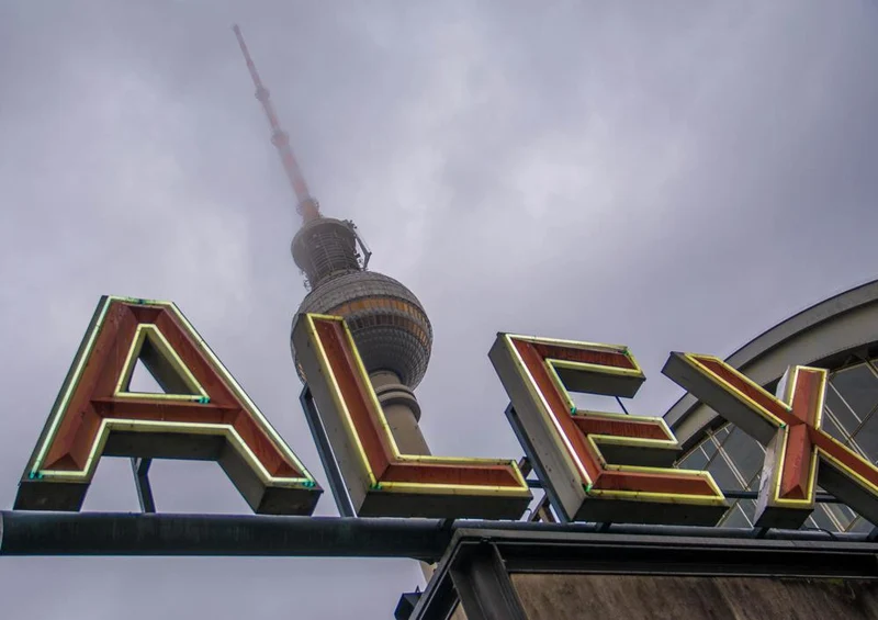 18191 Gebäude - Funkturm im Nebel Puzzle