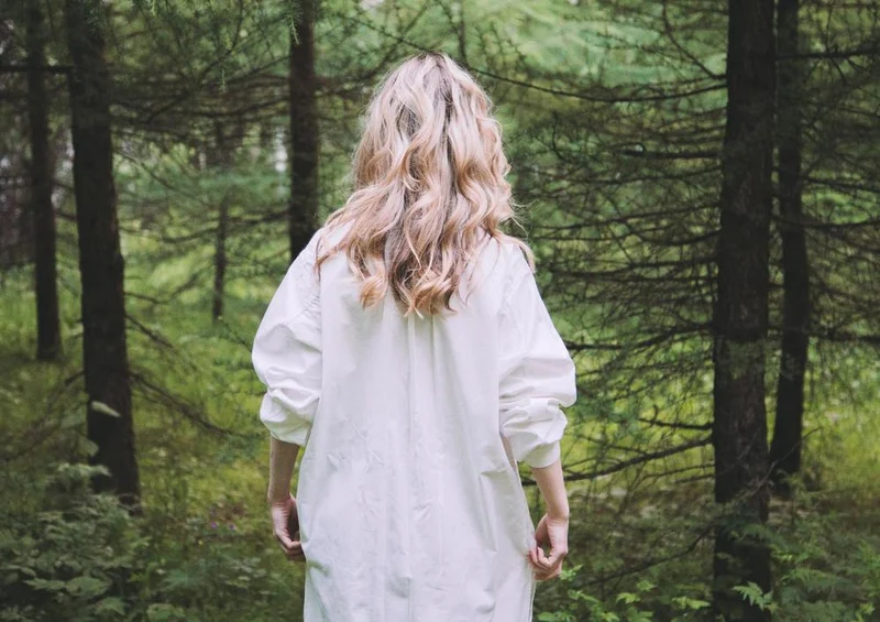 28559 Menschen - Frau im Wald Puzzle